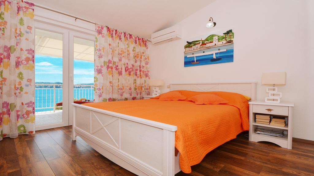 Gem Of The Sea Luxury Beach Apartment With Brand New Heating Infinity Pool Trogir Exteriér fotografie