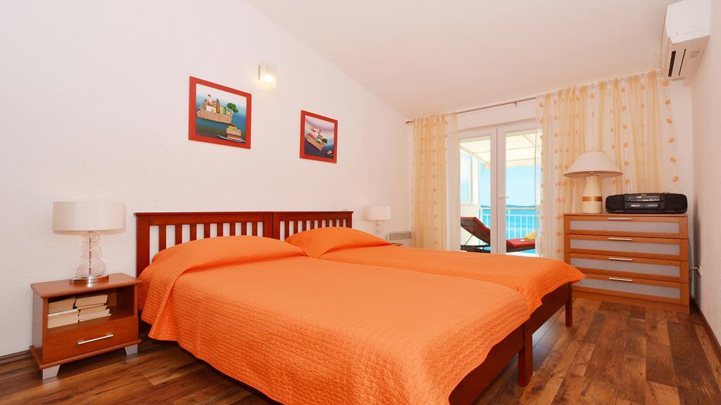 Gem Of The Sea Luxury Beach Apartment With Brand New Heating Infinity Pool Trogir Exteriér fotografie