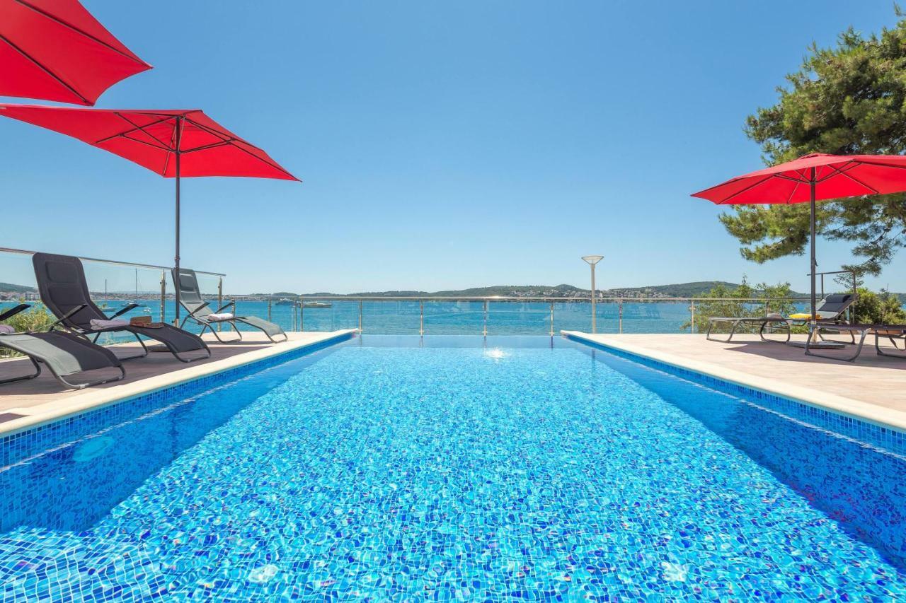 Gem Of The Sea Luxury Beach Apartment With Brand New Heating Infinity Pool Trogir Exteriér fotografie