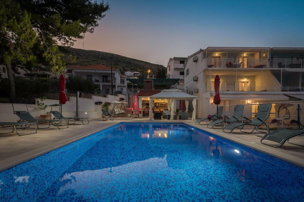 Gem Of The Sea Luxury Beach Apartment With Brand New Heating Infinity Pool Trogir Exteriér fotografie