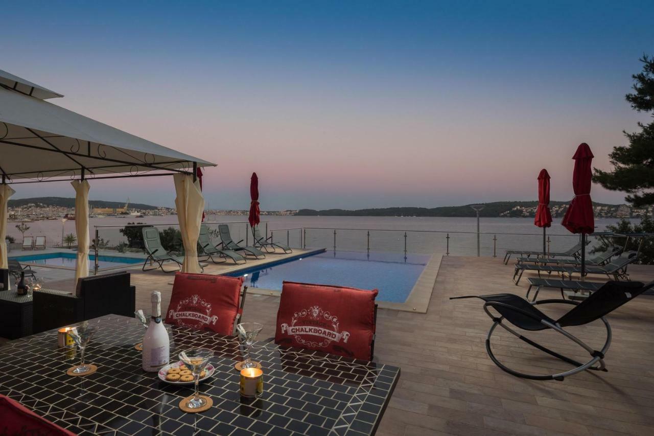 Gem Of The Sea Luxury Beach Apartment With Brand New Heating Infinity Pool Trogir Exteriér fotografie